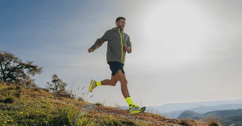De Asics Metafuji schoenen laten je sneller lopen tijdens een trailrun