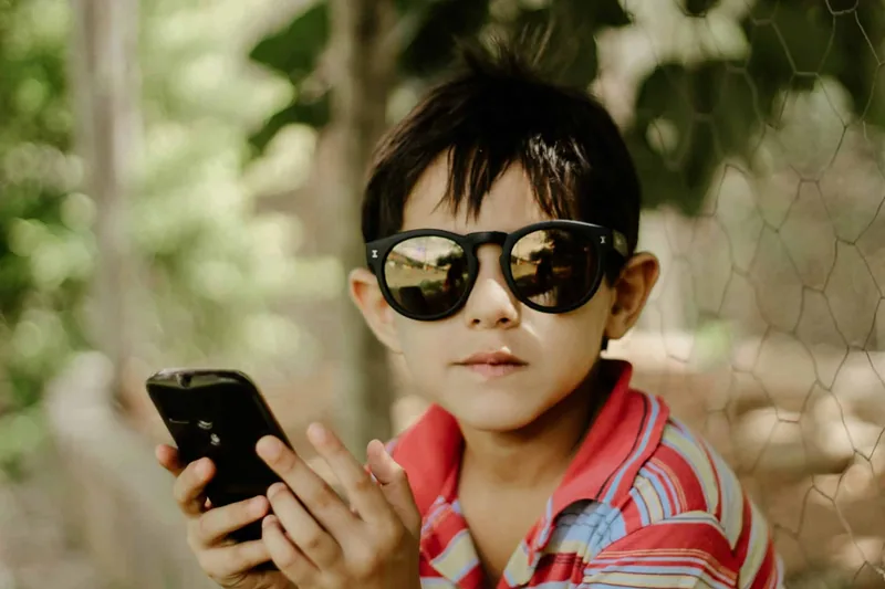 Kinderen zijn te beschermd en krijgen te vroeg een smartphone