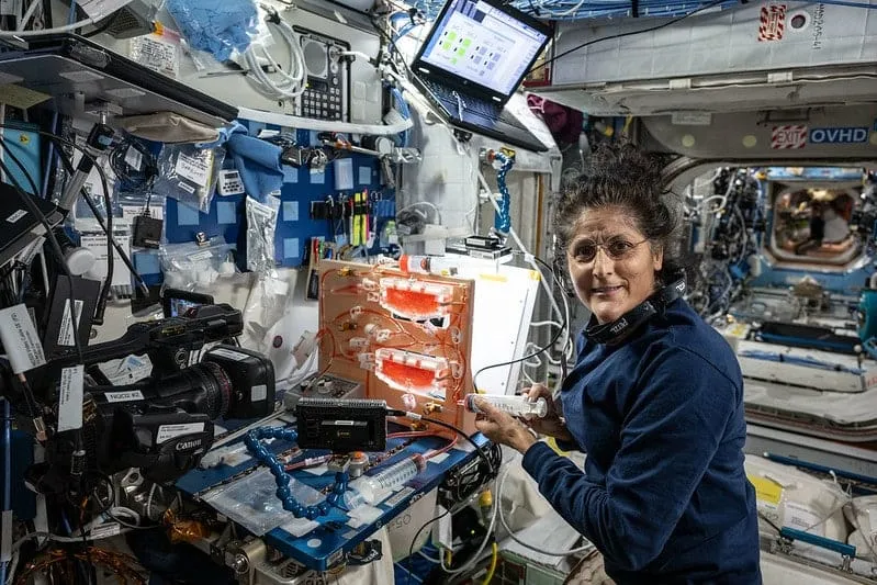 Suni william van de Boeing Starliner aan het werk in het ISS