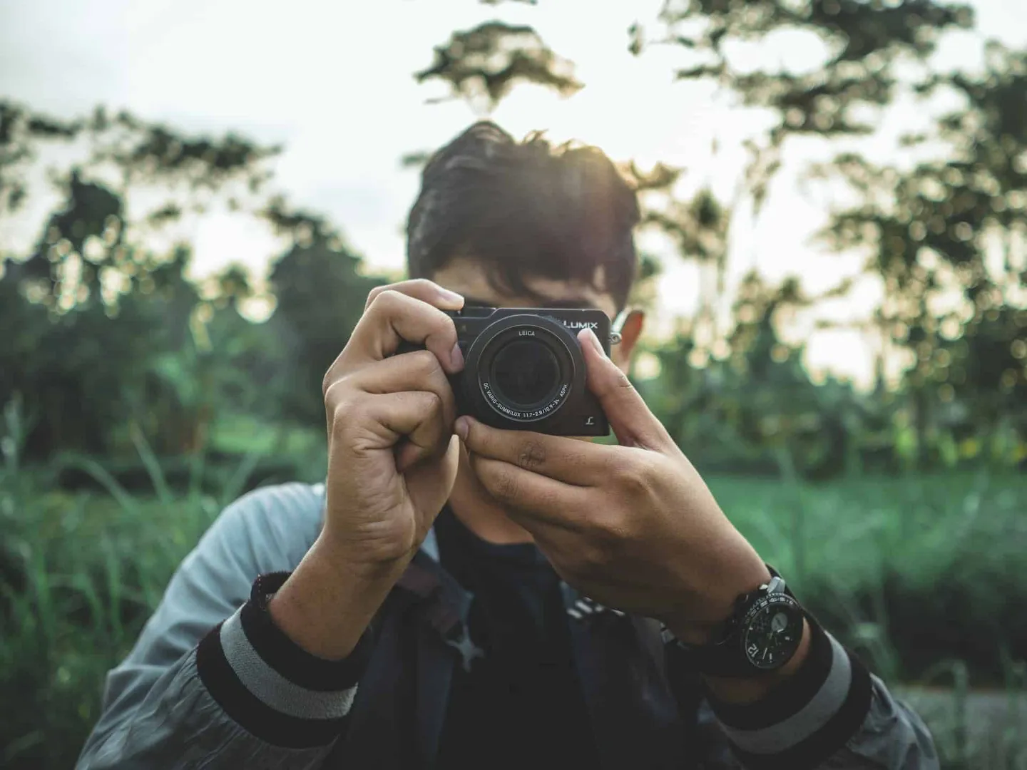 Digitale camera in actie buiten vastgehouden oor een man