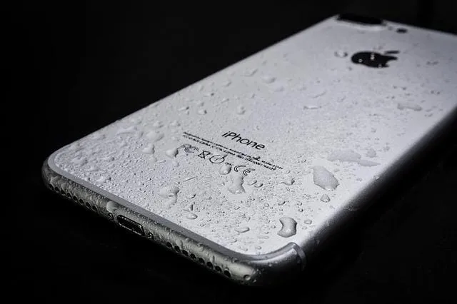 iPhone met water